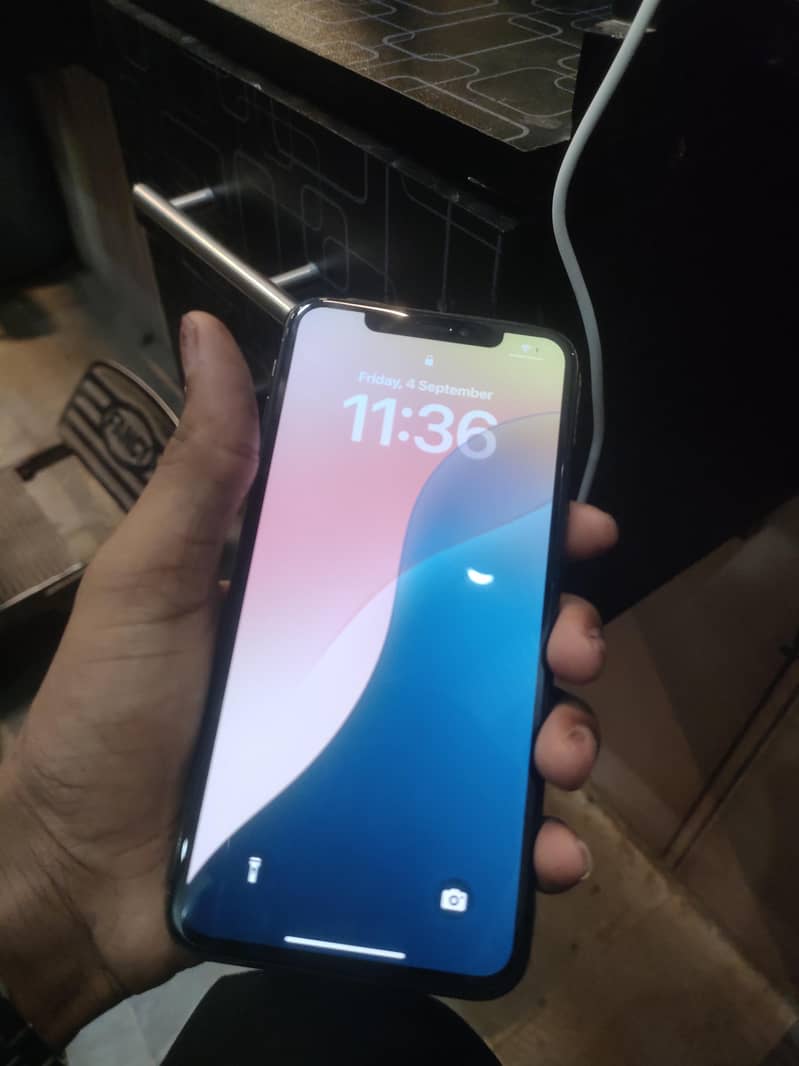 Apple iPhone XS Max 3