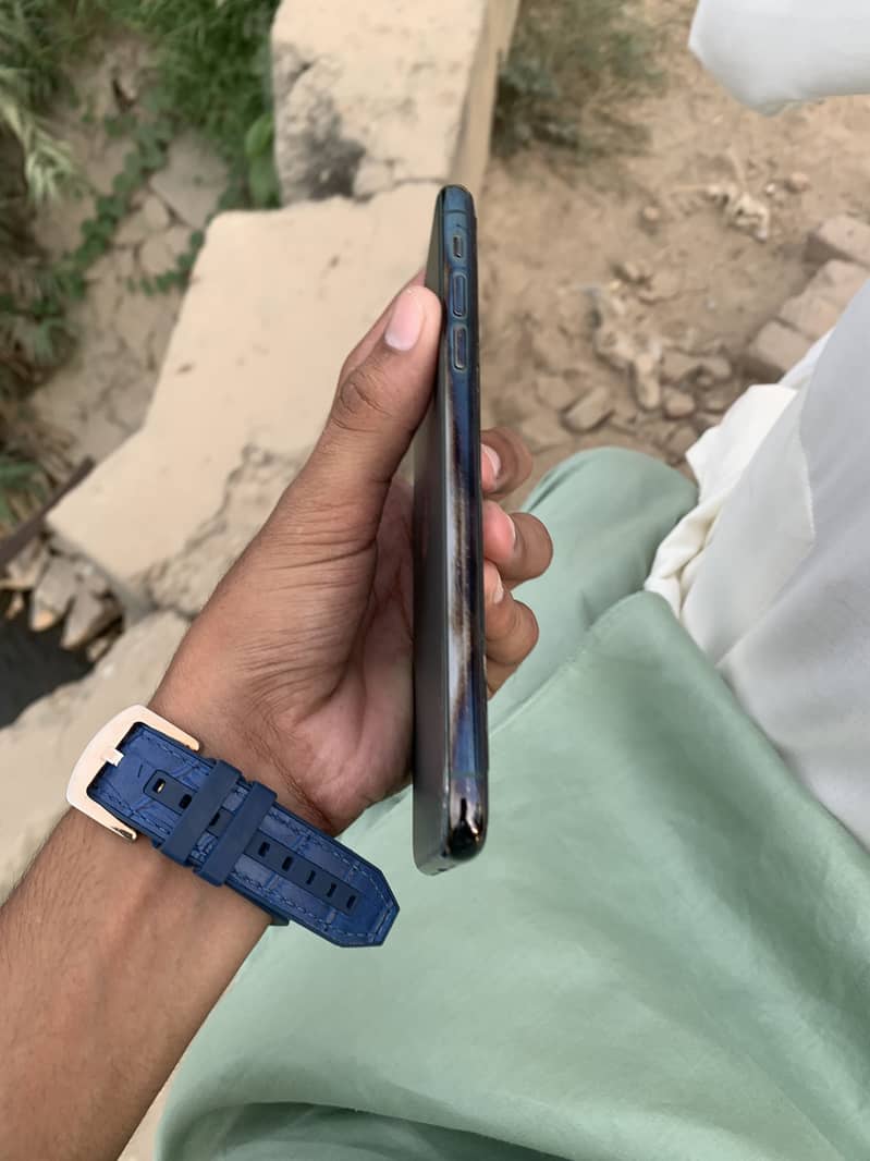 Apple iPhone 11 Pro Max 4