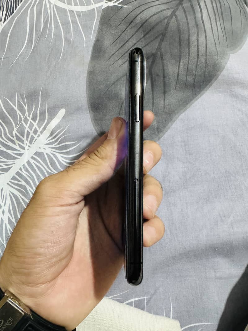Apple iPhone 11 Pro 4