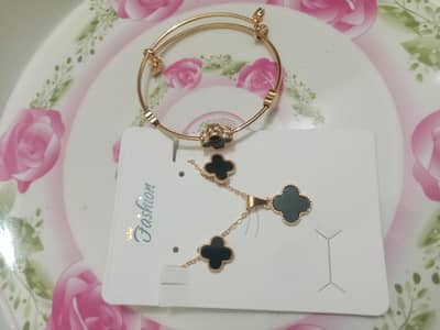 ladies black clover jewellery set bracelet and nackless