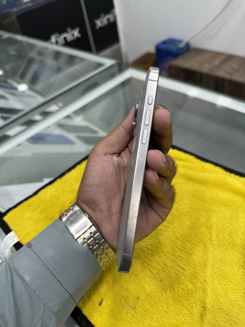 iPhone 15 Pro Max 2