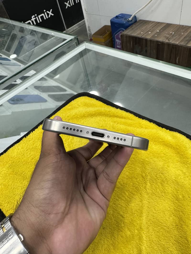 iPhone 15 Pro Max 3