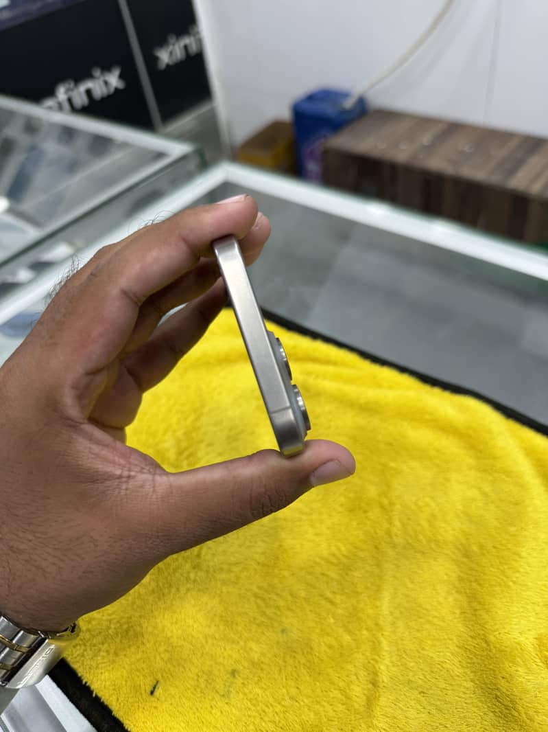 iPhone 15 Pro Max 4