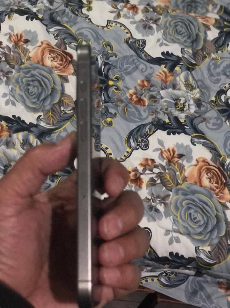 Apple iPhone 15 Pro Max 2