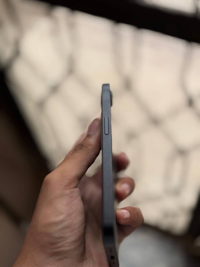 Apple iPhone 16e 2