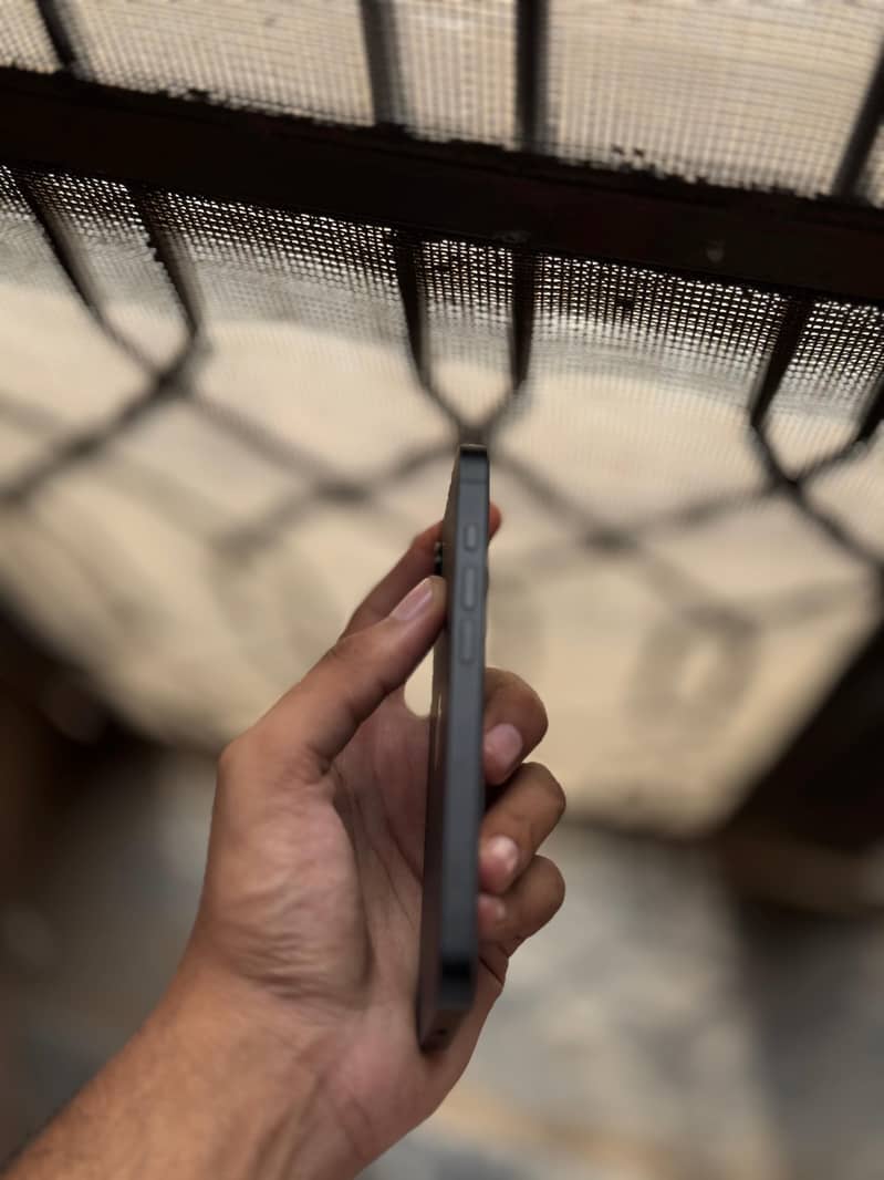 Apple iPhone 16e 3