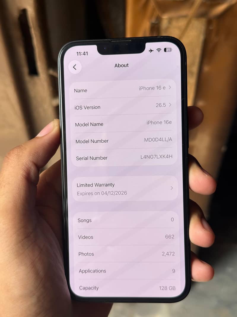 Apple iPhone 16e 4