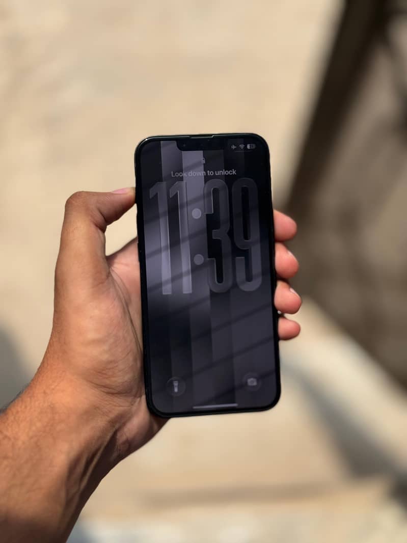 Apple iPhone 16e 5
