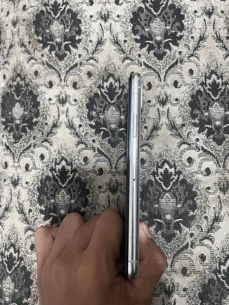 Apple iPhone X 4