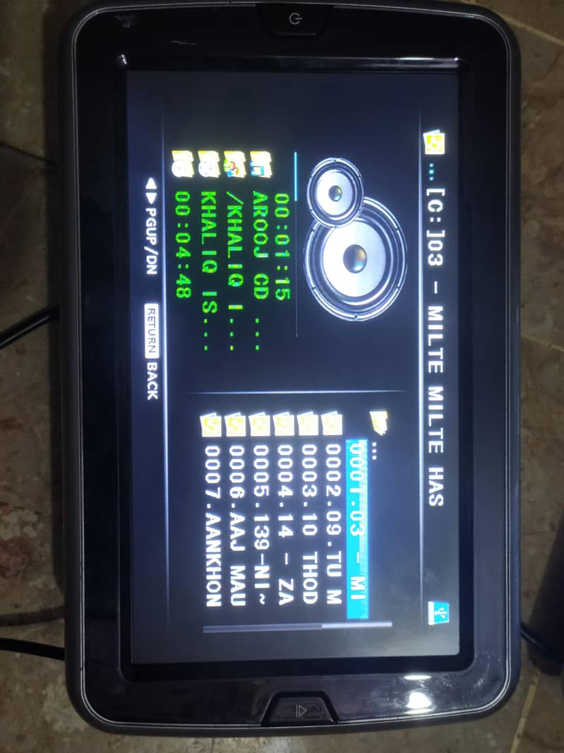 headrest screen 3
