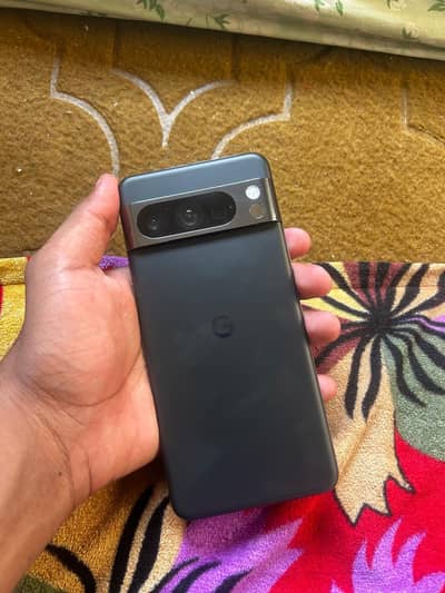 Google Pixel 8 Pro Black One Hand Use