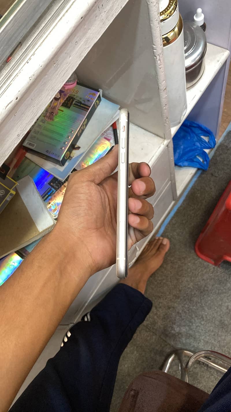 Apple iPhone 11 4