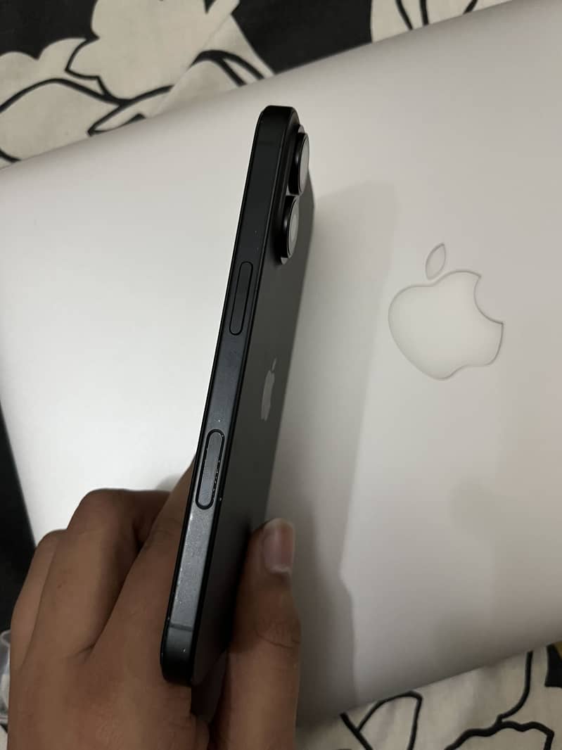 Apple iPhone 16 3