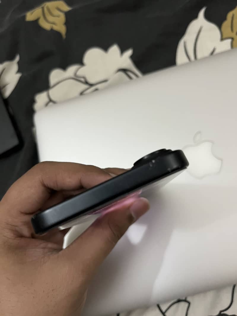 Apple iPhone 16 4