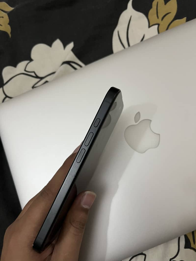 Apple iPhone 16 5