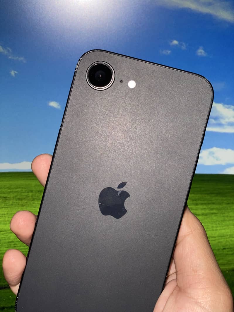 Apple iPhone 16e 3