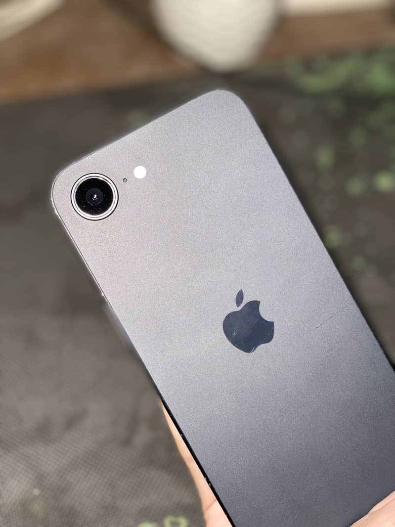 Apple iPhone 16e 4