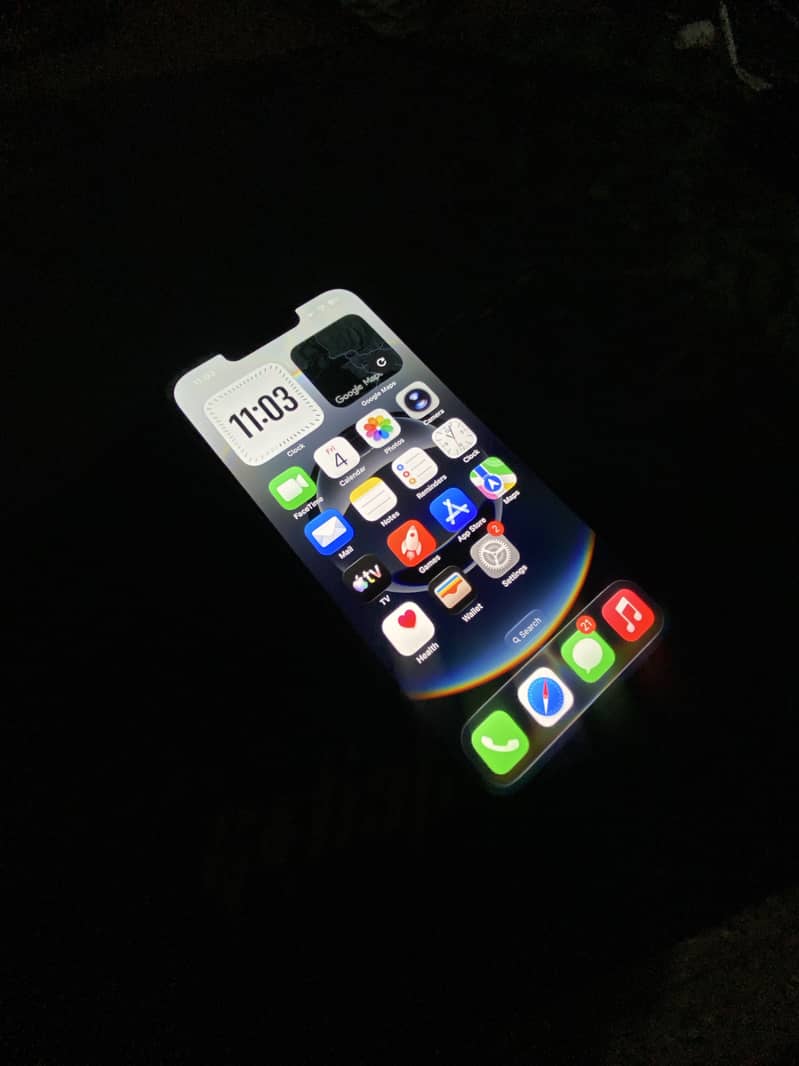 Apple iPhone 16e 5