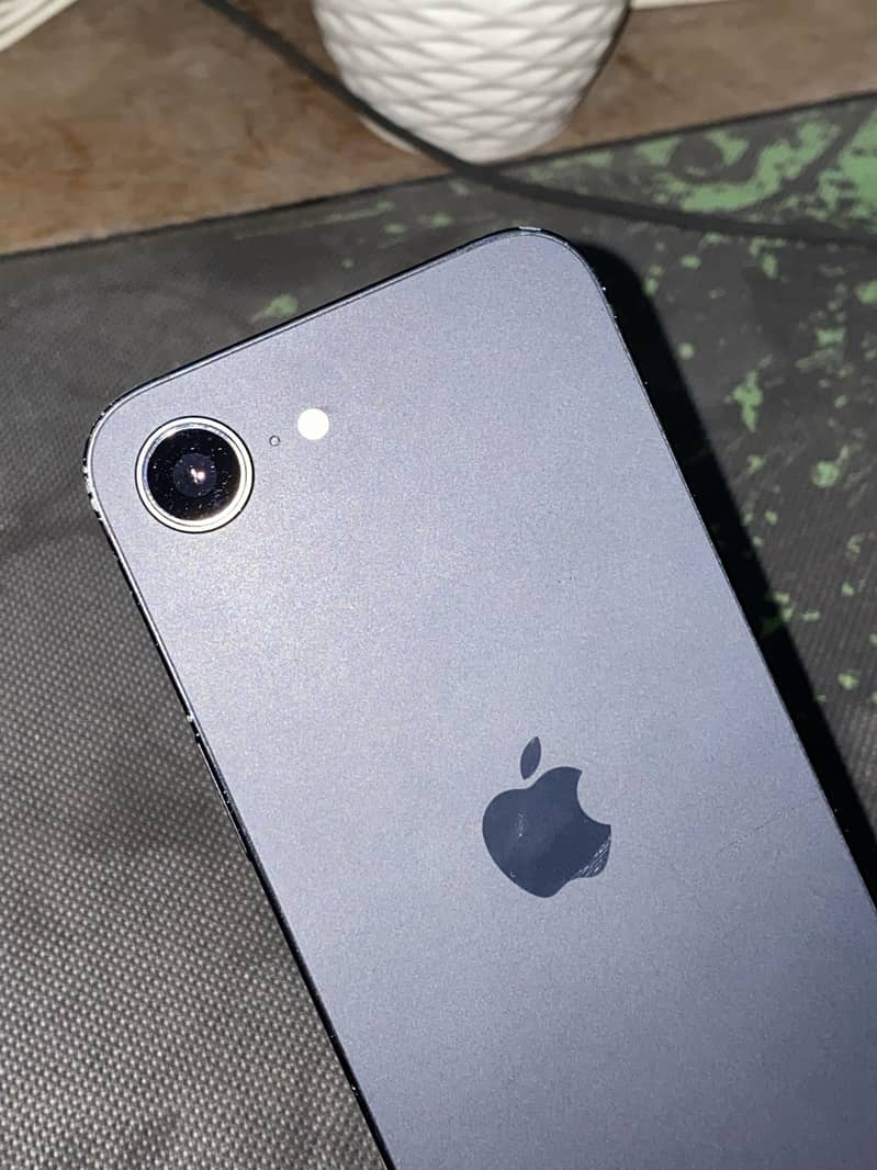Apple iPhone 16e 7