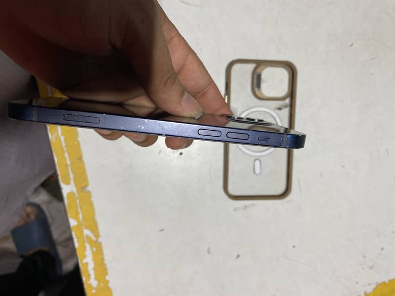Apple iPhone 12 4