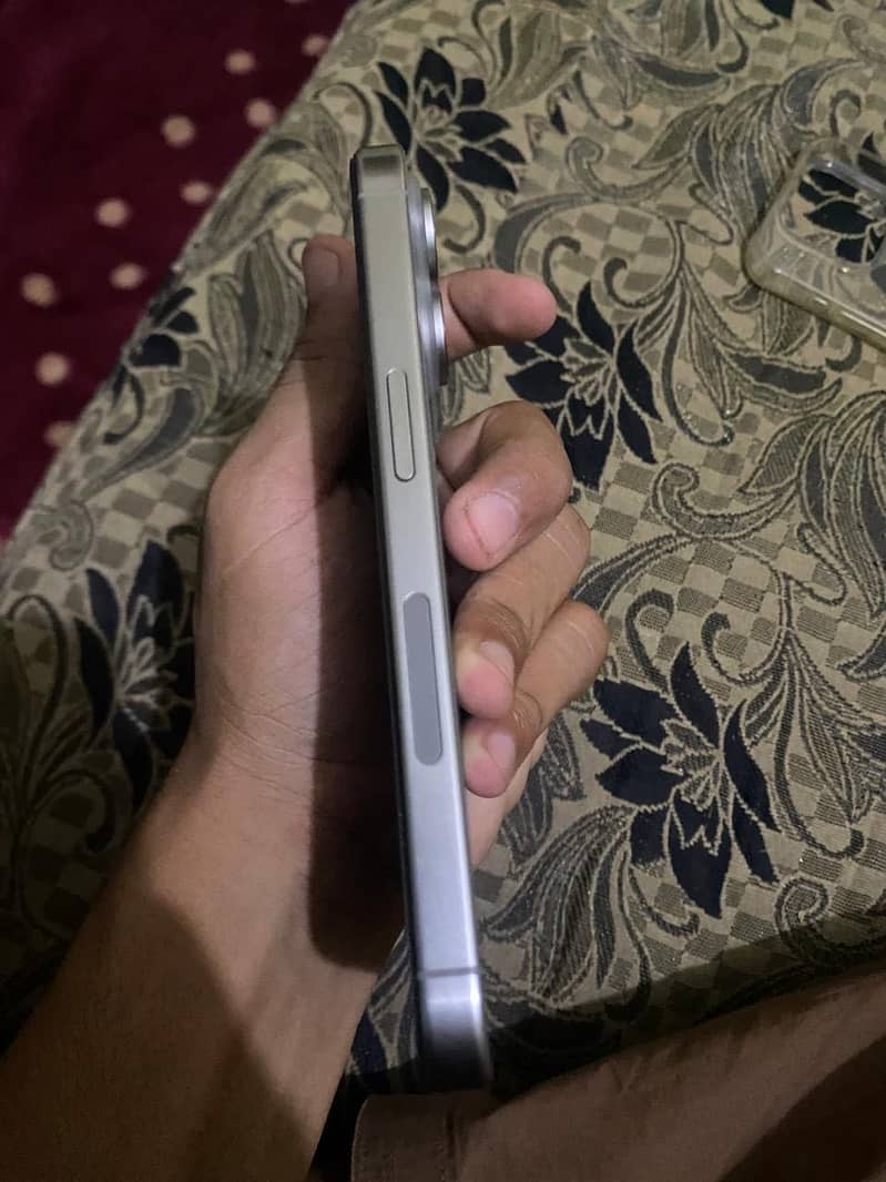 iPhone 15 pro 4
