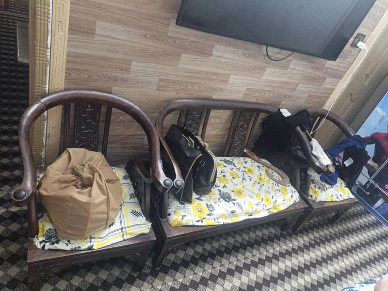 4 seater sofa 0