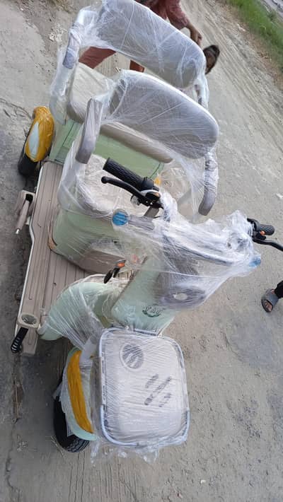 ELECTRIC SCOOTY 3 SEATER WITH 3 WHEELS