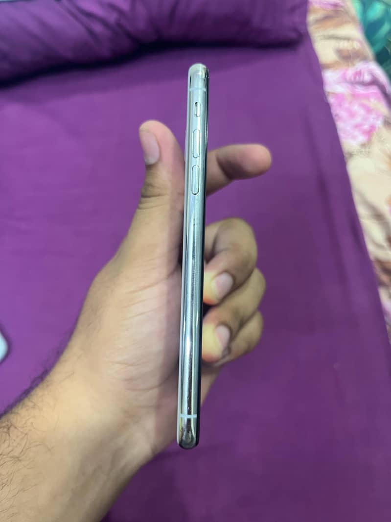Apple iPhone X 4