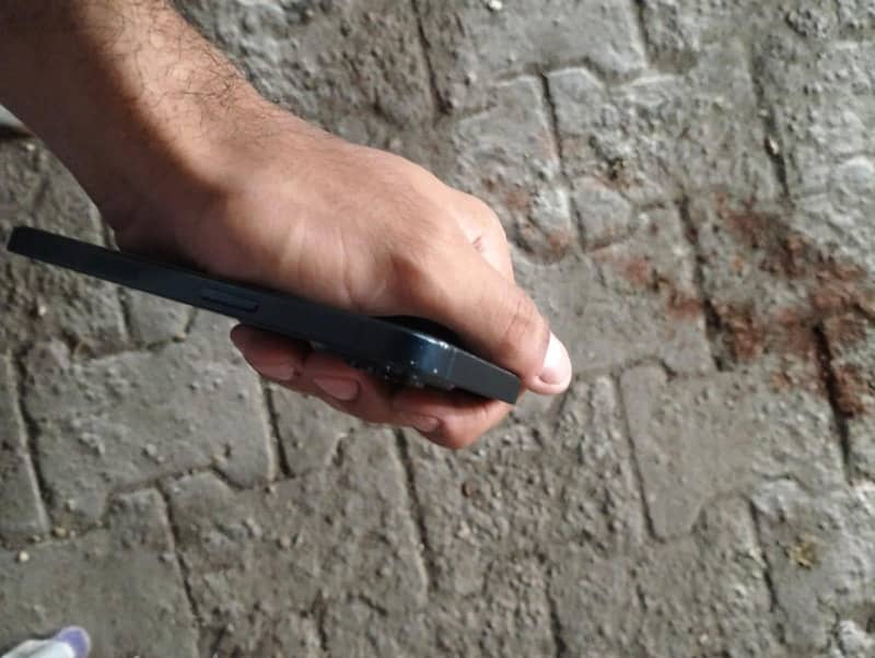 Apple iPhone 13 8