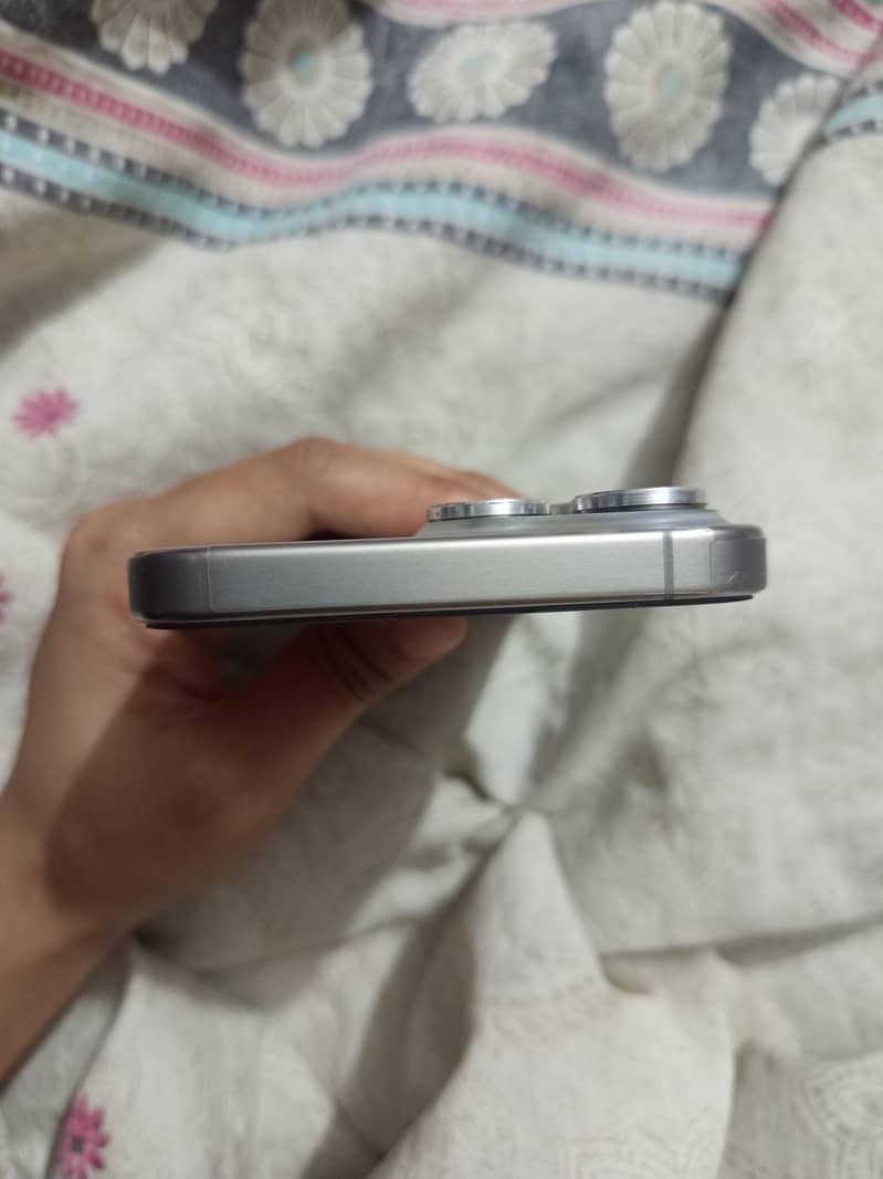 Apple iPhone 15 Pro Max 4