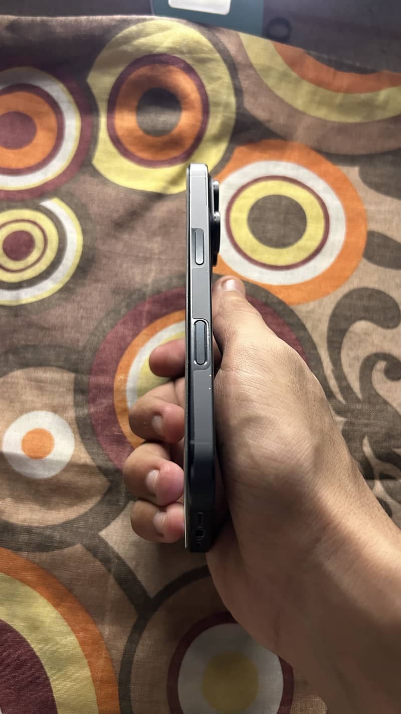 Apple iPhone 16 Pro 2