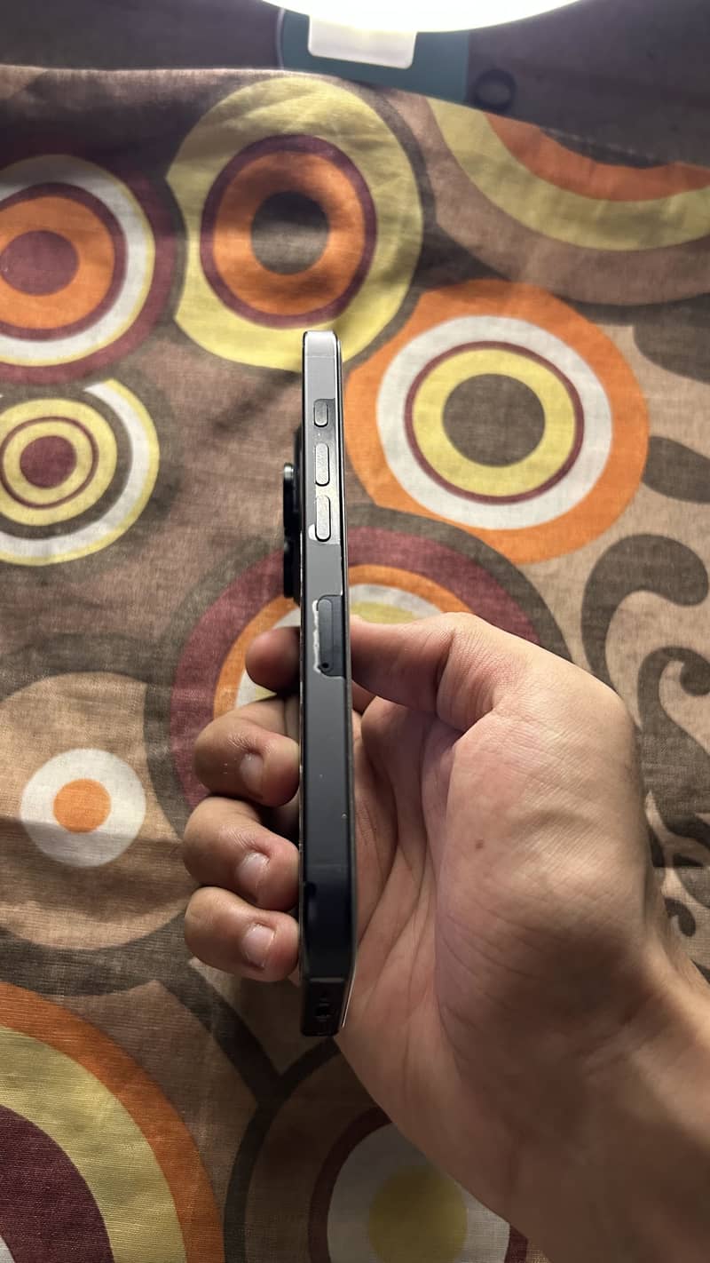 Apple iPhone 16 Pro 3