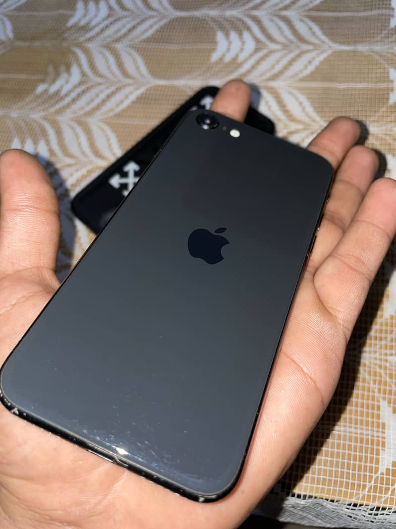 iPhone SE 2 4