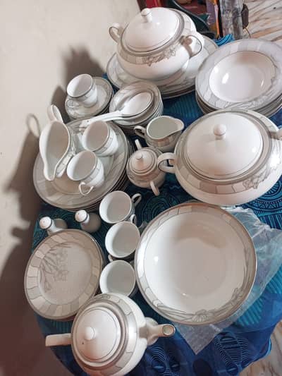 New 50 piece fine porcelain dinner set