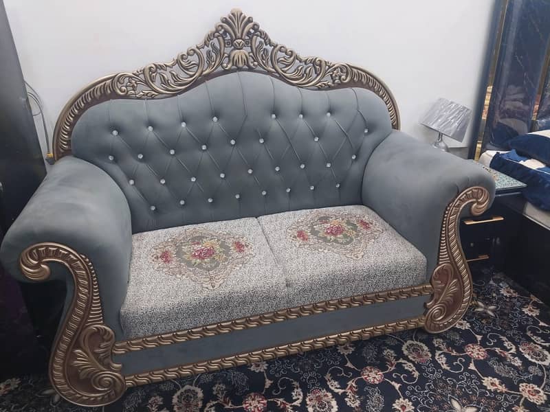 شاہانہ 2 سیٹر صوفہ اور خوبصورت ٹیبل سیٹ 1