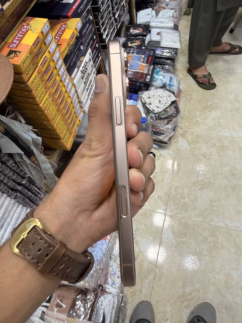 Apple iPhone 16 Pro Max 1