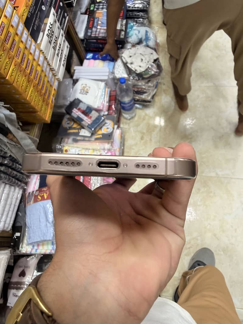 Apple iPhone 16 Pro Max 2