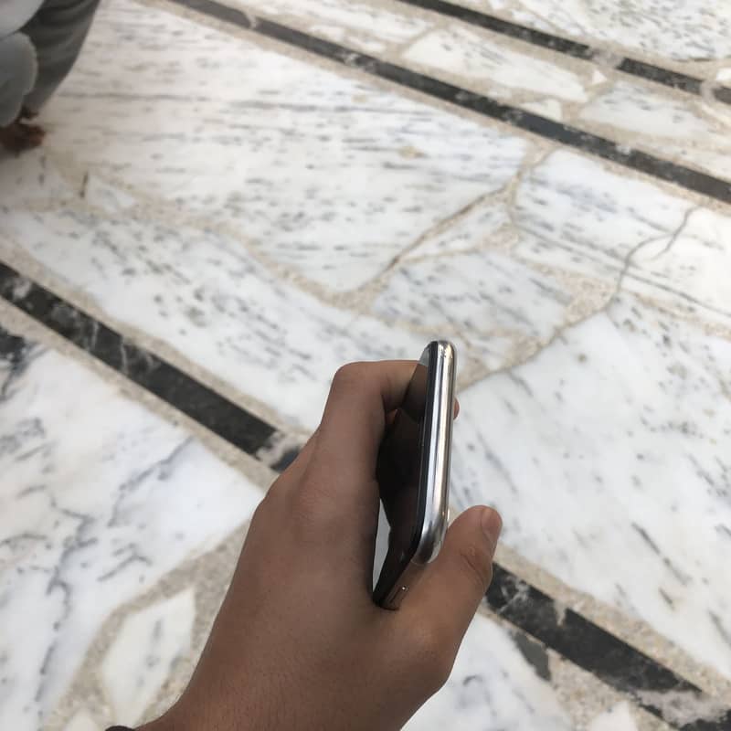 Apple iPhone X 4