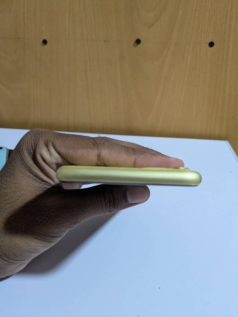 Apple iPhone 11 4