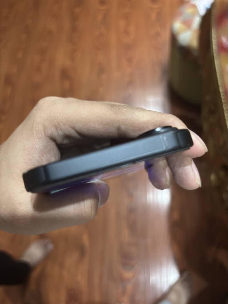 Apple iPhone 16 JV 4