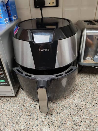 Tefal Air fryer XXL 5.6 liters 1800 watts black and silver color