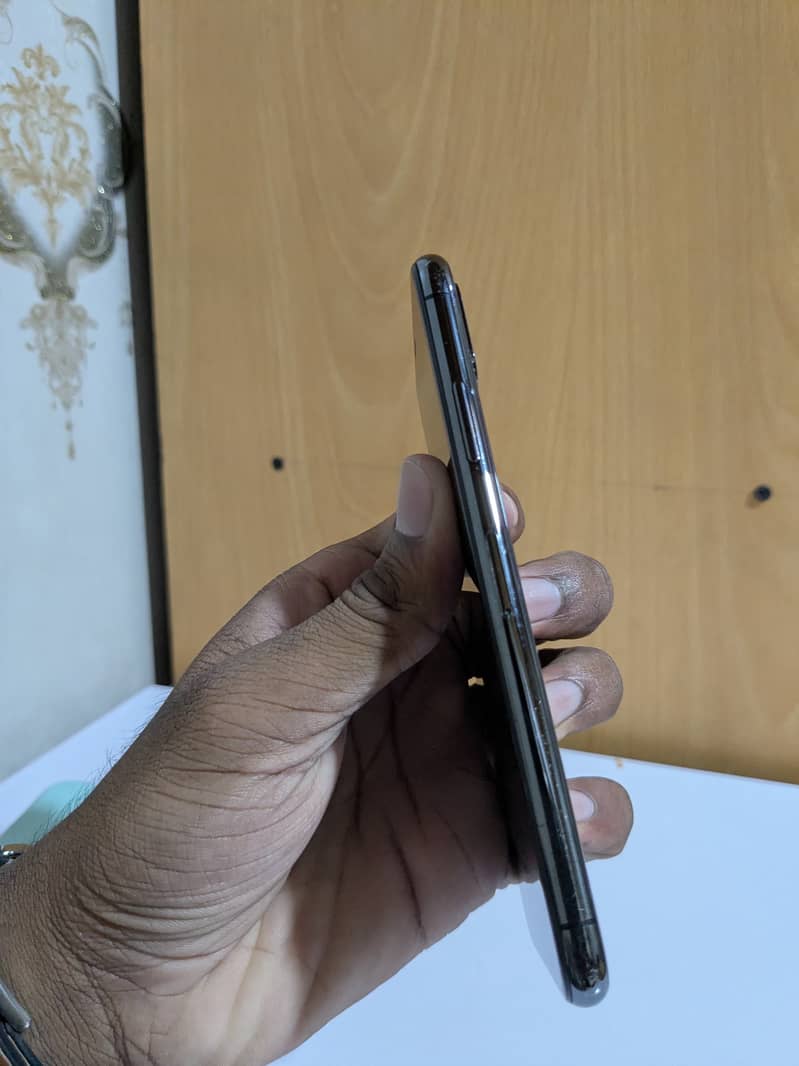 Apple iPhone 11 Pro Max 4