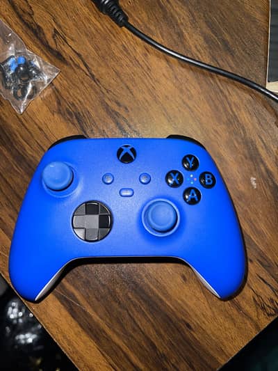 Xbox blue controller without box 10/10  for contact 03210209994