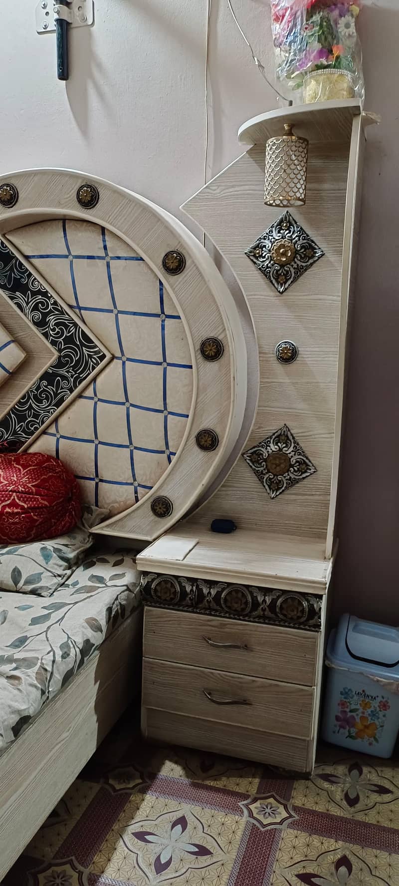 Bed or 2 sides Table 3