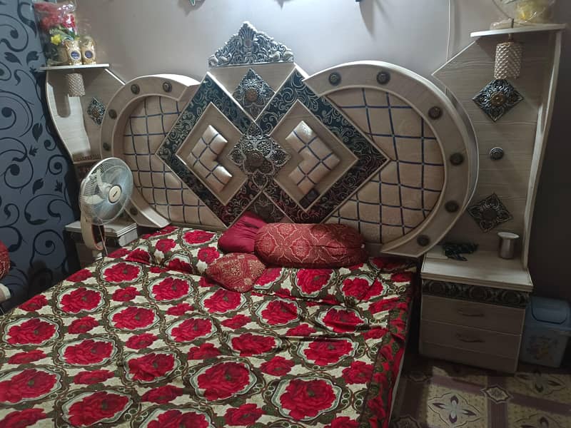 Bed or 2 sides Table 5