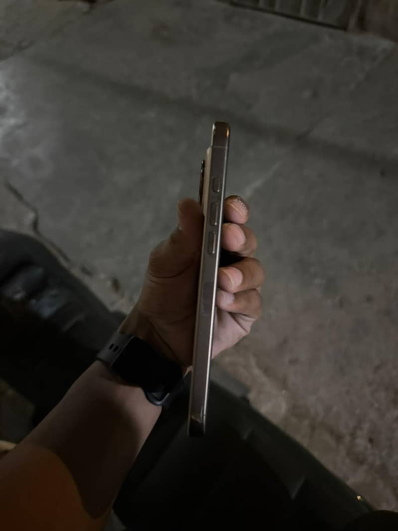 Apple iPhone 16 Pro Max 2