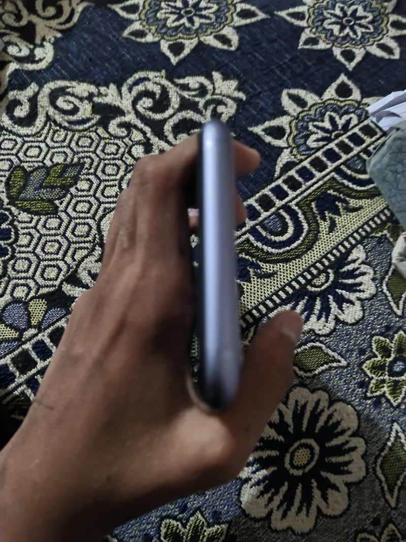 Apple iPhone 11 4