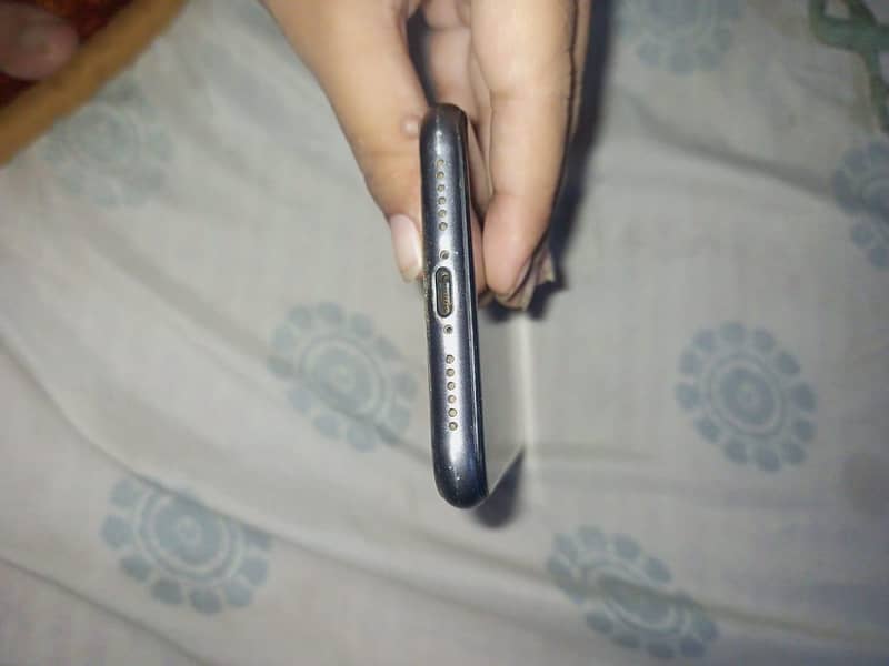 Apple iPhone 11 3