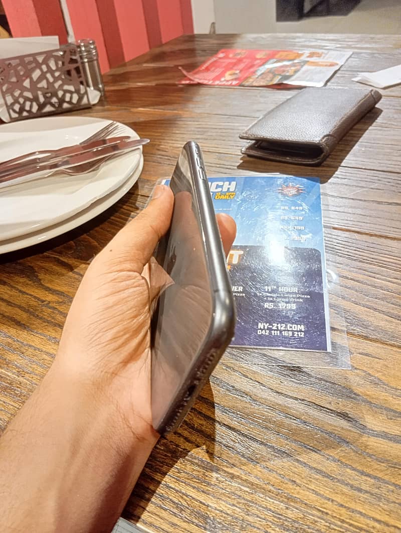 Apple iPhone 11 4