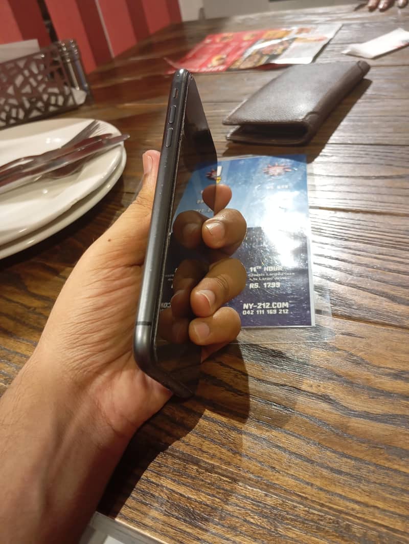 Apple iPhone 11 7